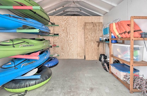 Citrus Springs House | Riverside Dunnellon Home w/ Hot Tub & Kayaks!