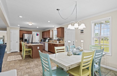 Morehead City House | Riverside escape with kayaks, covered deck, updated interior, W/D, & central AC