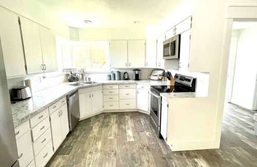 Raymond House | Riverside Farms- Farmhouse in Picturesque Valley