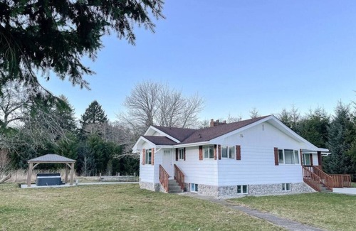 Raymond House | Riverside Farms- Farmhouse in Picturesque Valley
