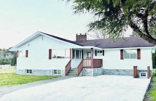 Raymond House | Riverside Farms- Farmhouse in Picturesque Valley