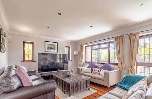 Wraysbury House | Riverside Bliss: 4-Bed Detached Home