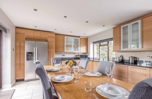 Wraysbury House | Riverside Bliss: 4-Bed Detached Home