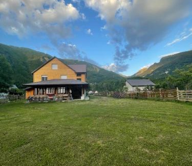 Vusanje House | Riverside Guesthouse & Sauna