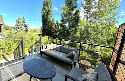 Quarry Park House | Riverside Haven in Quarry Park. Classy bungalow close to fun & nature.