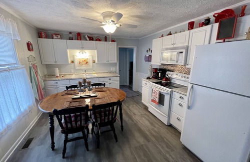 Pence Springs House | Riverside Home Close to West Virginias Prime AttractionsnThe Camp House