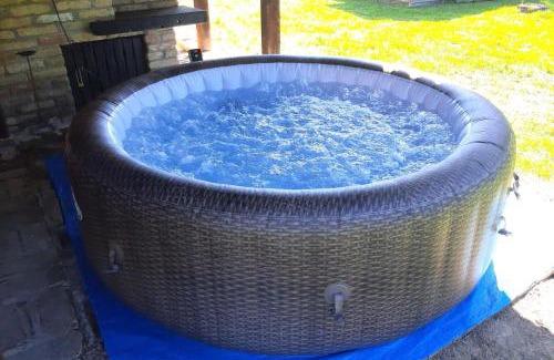 Sisak-Moslavina House | Riverside House With Hot Tub - Happy Rentals