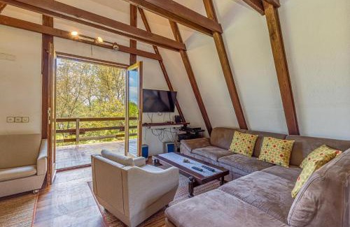 Sisak-Moslavina House | Riverside House With Hot Tub - Happy Rentals