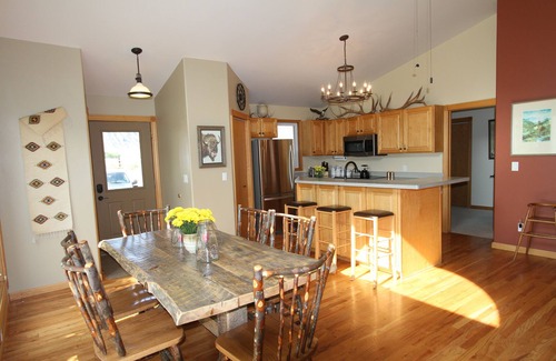Gardiner House | Riverside Lodge - wildlife watching & minutes to Yellowstone Park! 4BR/3BA
