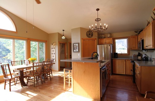 Gardiner House | Riverside Lodge - wildlife watching & minutes to Yellowstone Park! 4BR/3BA