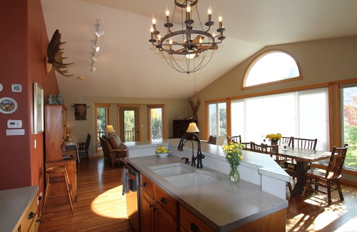 Gardiner House | Riverside Lodge - wildlife watching & minutes to Yellowstone Park! 4BR/3BA