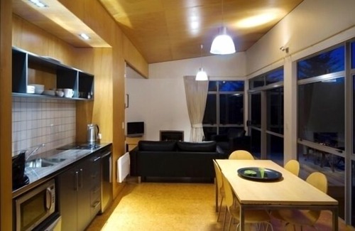 Matakana House | Riverside Matakana luxury apartment style bach