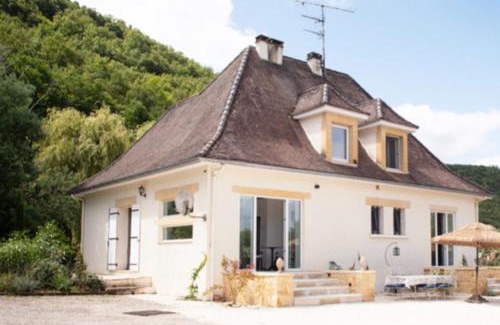 Badefols-sur-Dordogne Villa | Riverside Retreat