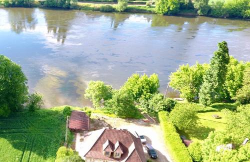 Badefols-sur-Dordogne Villa | Riverside Retreat
