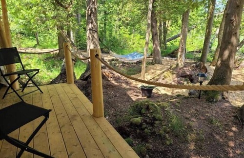 Chatsworth Cabin | Riverside Retreat waterfront Luxury Glamping King size bed and very privatenn