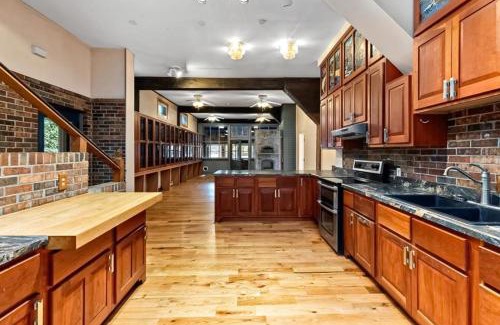 McDowell House | Riverside Retreat and Karaoke Oasis