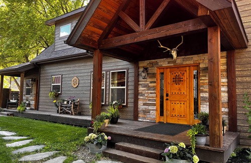 Riggins House | Riverside retreat at Rita Rapids Lodge