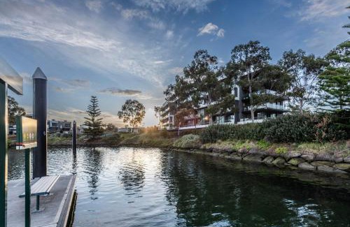 Maribyrnong Apartment | Riverside Retreat by Waters Edge