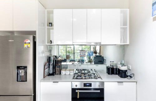 Maribyrnong Apartment | Riverside Retreat by Waters Edge