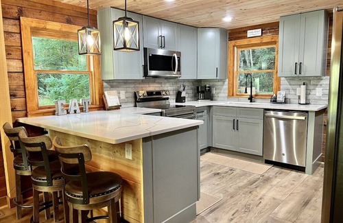 Ellijay Cabin | Riverside Retreat Cartecay, Hot Tub, Fire Pit, Gameroom