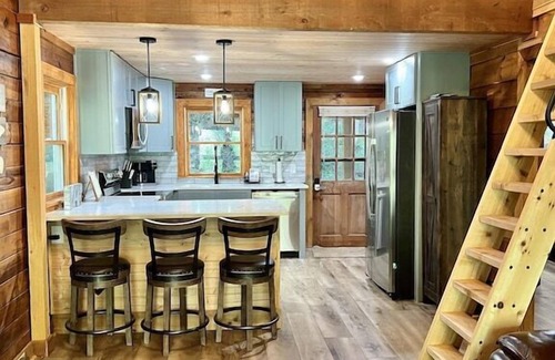 Ellijay Cabin | Riverside Retreat Cartecay, Hot Tub, Fire Pit, Gameroom