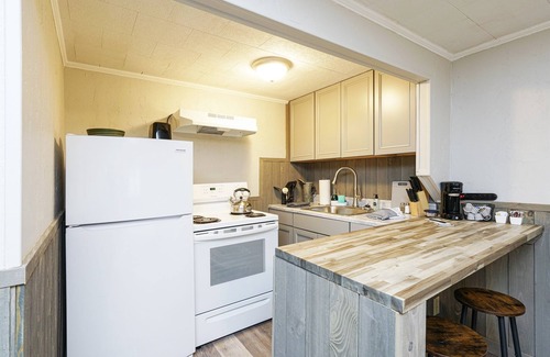 Elkins Cabin | Riverside Retreat*HotTub*2 Suites! 2 Kitchens!