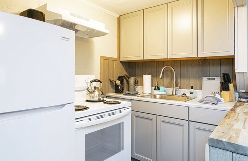 Elkins Cabin | Riverside Retreat*HotTub*2 Suites! 2 Kitchens!
