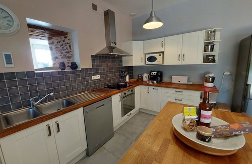 Voutre Cottage | Riverside Retreat: Spacious 3BR House, Private Fishing Pond, Near Charming Villages & Outdoor Activities