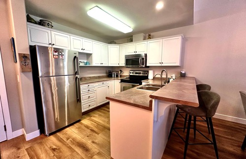 Sicamous Condo | Riverside Revive Condo w/Boat Slip, Outdoor Pool & Hot Tub, Cozy Outdoor Patio