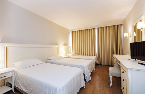 Mbrostar-Urë Hotel | Riverside rooms at Hotel Fieri