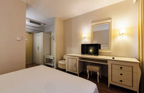 Mbrostar-Urë Hotel | Riverside rooms at Hotel Fieri