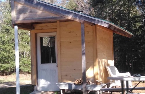 Lake Linden Cabin | Riverside Rustic Lodge -privacy/seclusion