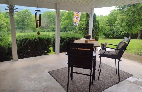 Shenandoah House | Riverside Serenity- A Picturesque Retreat cottage