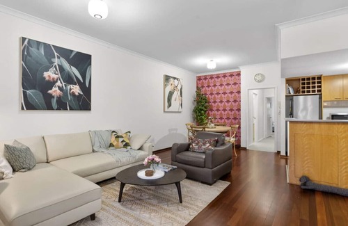 East Perth Apartment | Riverside Suite: Spectacular City Living