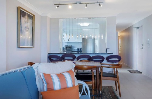 Auchenflower Apartment | Riverside Terrace Inner city Retro chic with Pool