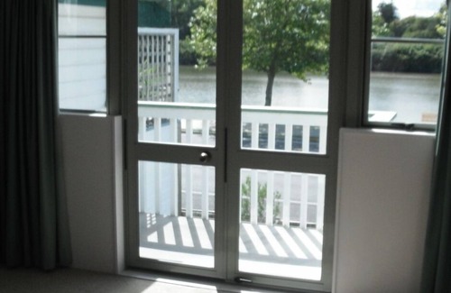 Whanganui House | Riverside Townhouse with room for all the family, great location & WIFI