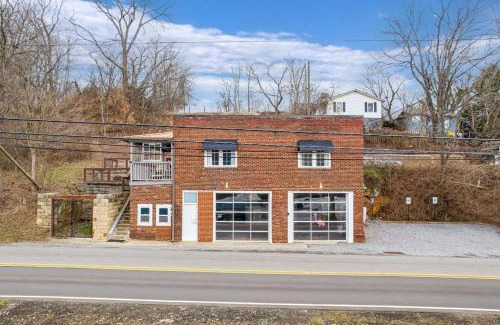 Woodfin House | Riverside Trade Retreat AvantStay Industrial-Chic Near Downtown Asheville