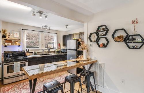 Woodfin House | Riverside Trade Retreat AvantStay Industrial-Chic Near Downtown Asheville