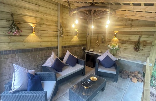 Abergavenny House | Riverside Two Bedroom Townhouse in Abergavenny with Car Charger.