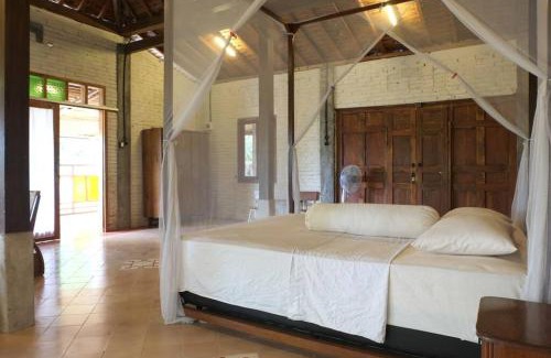Bangunjiwo Villa | Riverside villa in tropical setting