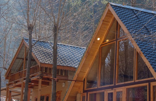 Banjar Cottage | Riverside wooden cottages with a great valley-scape