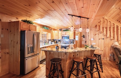 Suches Cabin | Riversong -3 BR Log Cabin on Toccoa River -Hot Tub, Firepit, Wood Fireplace