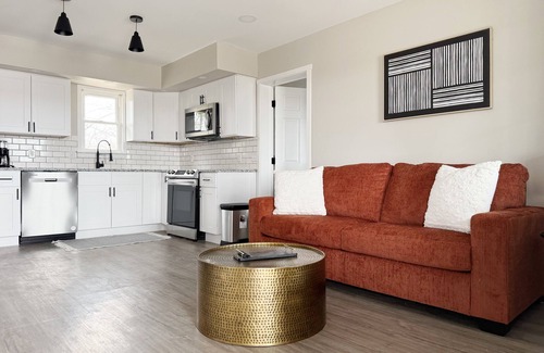 Newburgh Apartment | RiverStone Retreat D