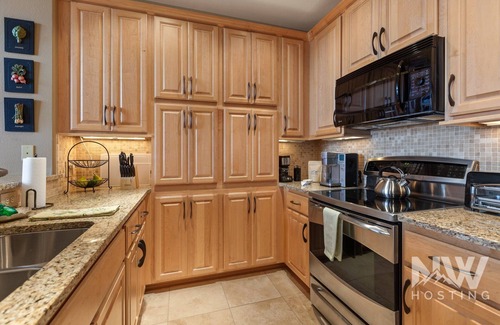 Coeur d'Alene Condo | Riverstone Village—Gorgeous Top-Floor Condo, Modern Kitchen, & Community BBQ Area!