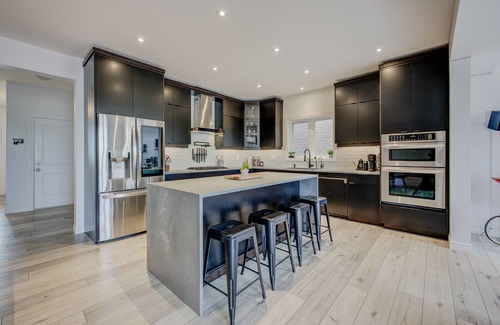 Grand River South House | Rivertrail Retreat - 1 of a Kind Picturesque Deck + Movie theatre + Getaway