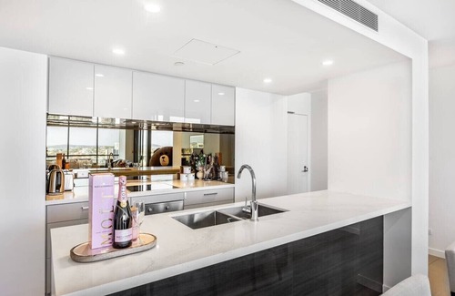 Milton Apartment | Riverview 3Beds | 2 Carparks | 1Min to Train&Cafe