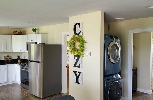 Independence House | RiverView Cabin 2 Bedroom/1 Bath, Deck w/Hot Tub & Beautiful View/Fire Pit/Grill