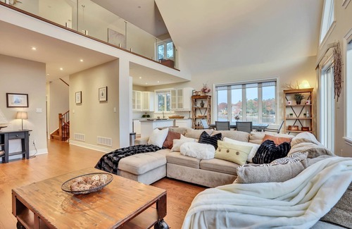 Wasaga Beach Cottage | Riverview home. 2 minute walk to the beach in the heart of Wasaga.