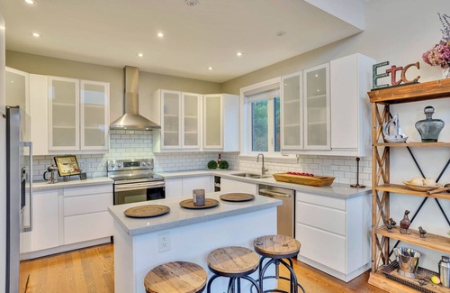 Wasaga Beach Cottage | Riverview home. 2 minute walk to the beach in the heart of Wasaga.