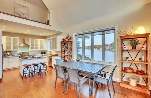 Wasaga Beach Cottage | Riverview home. 2 minute walk to the beach in the heart of Wasaga.